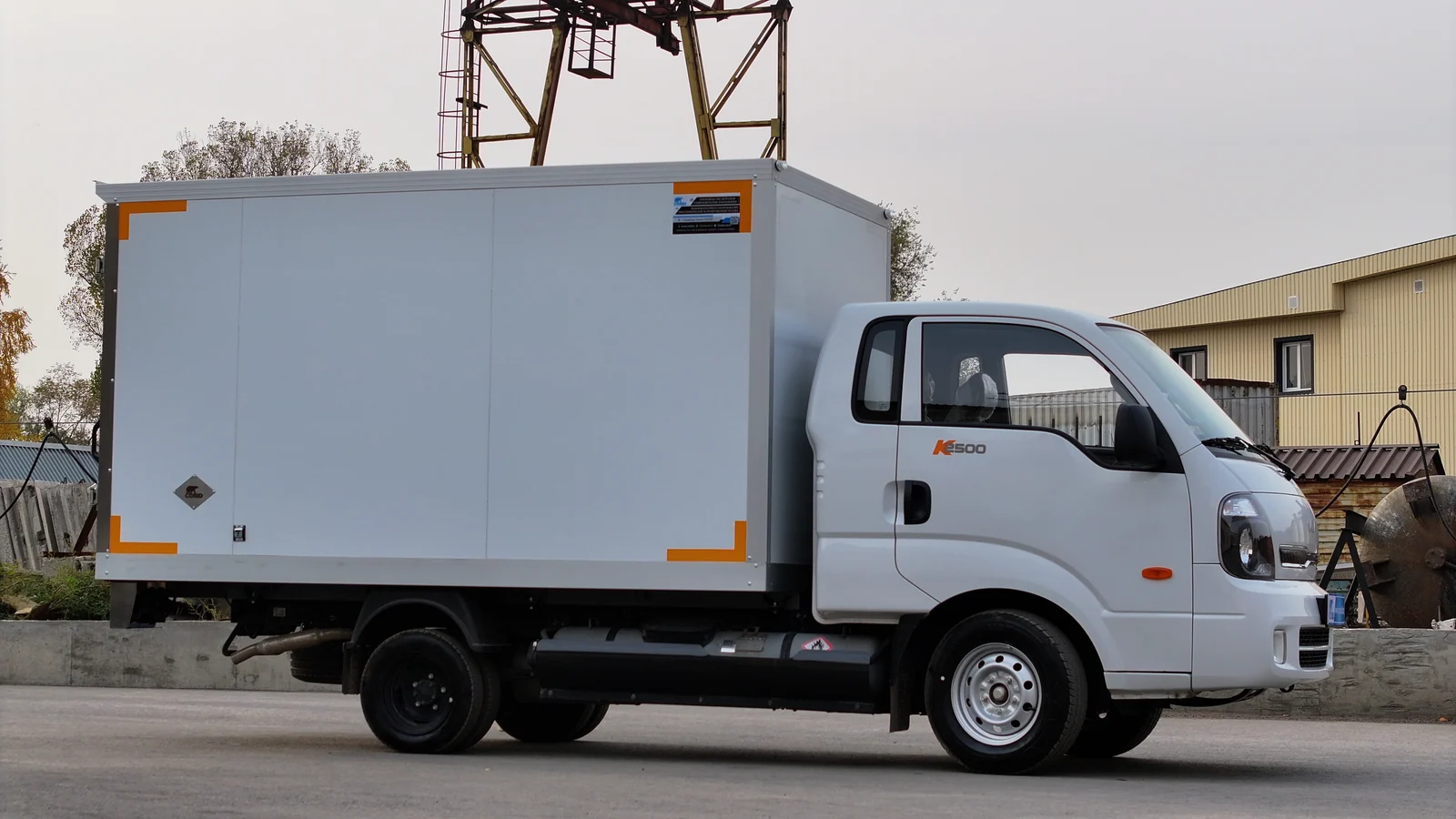 Промтоварный фургон на шасси Kia Bongo K2500 — кузов сзади-сбоку — COND