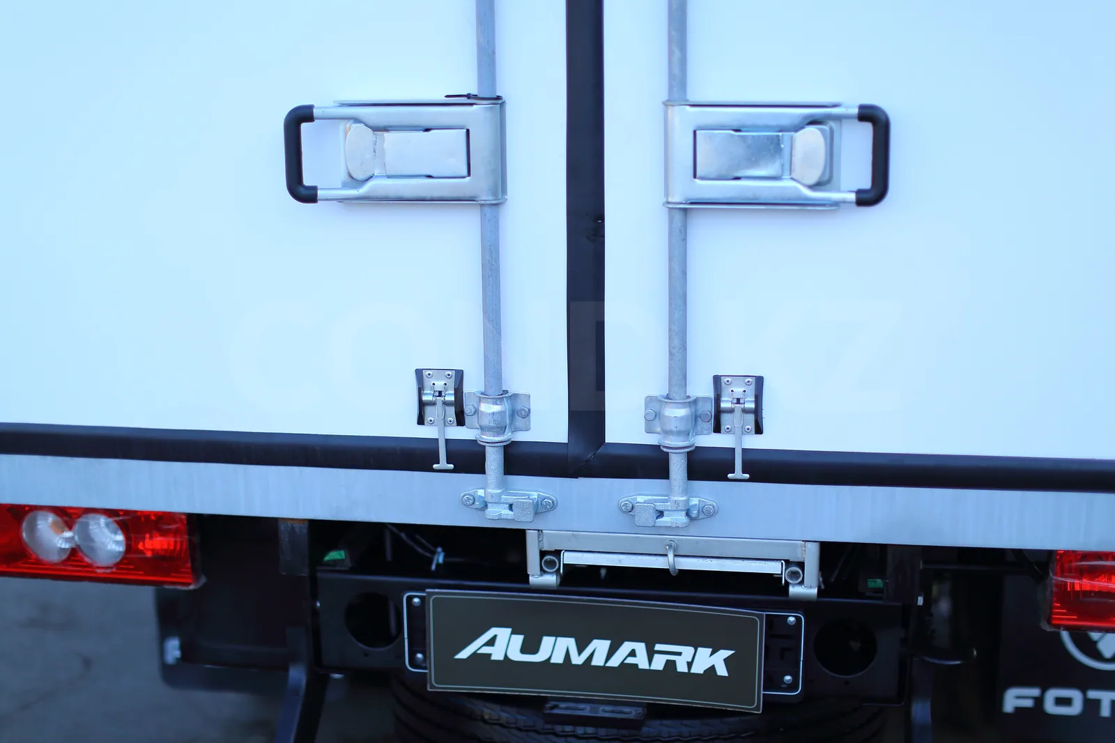 Промтоварный фургон Foton Aumark от завода COND — штанговые запоры задних дверей — COND