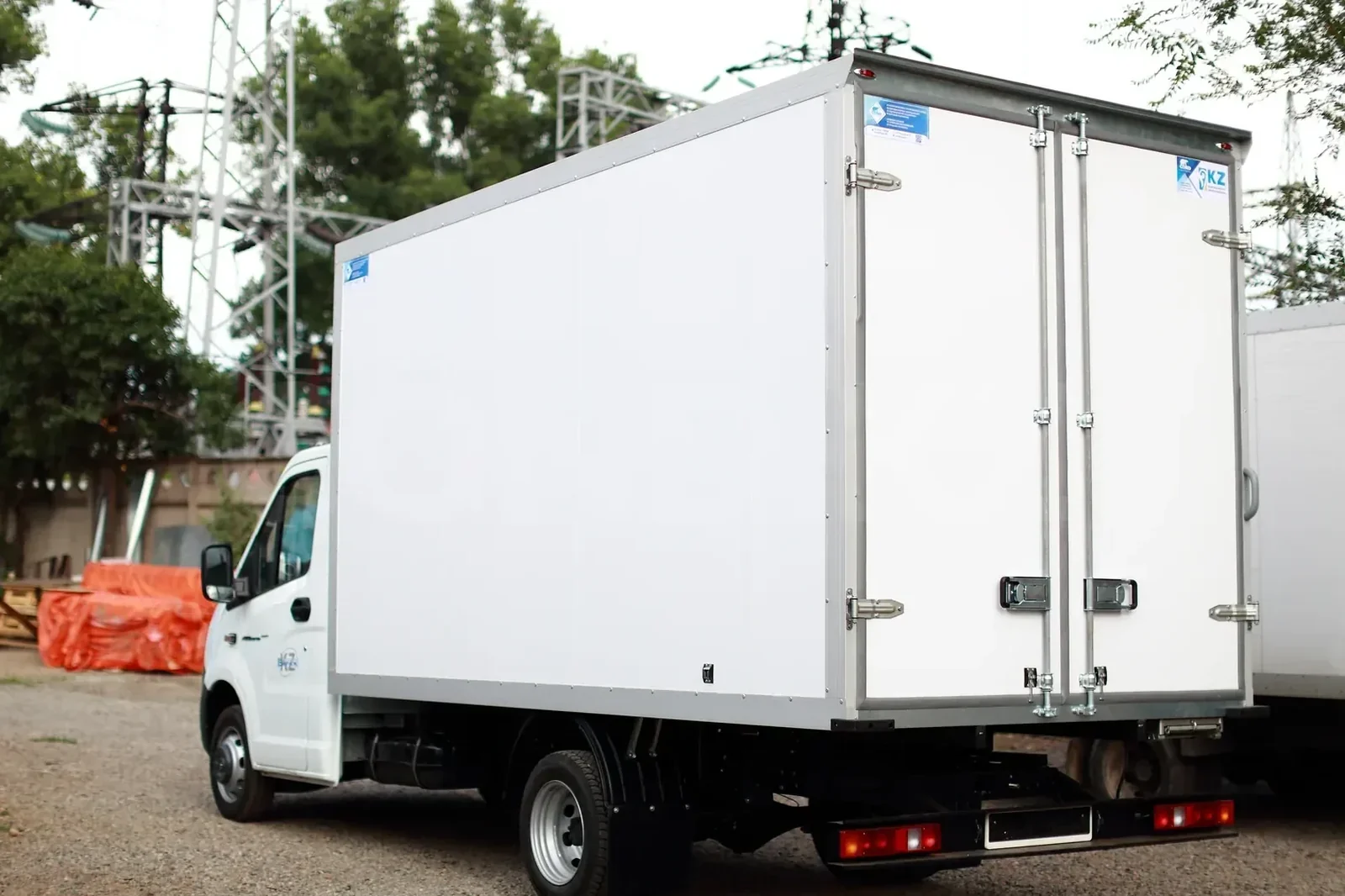 GAZelle Next A21R35 dry-freight 4.2 m — the body from the rear and side, hinged doors — COND