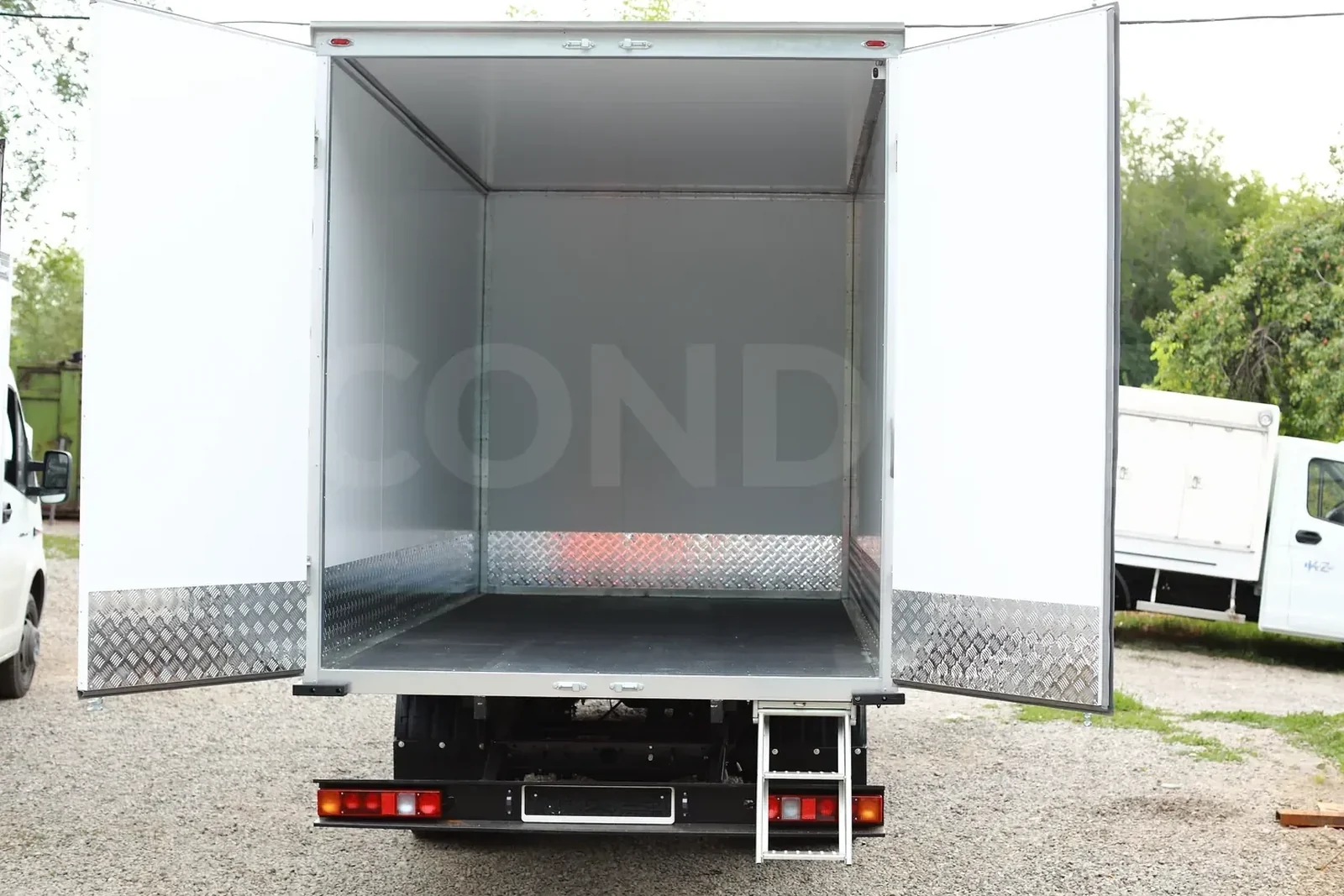 GAZelle Next dry-freight body — inside: white clad metal lining, ribbed aluminium skirting — COND