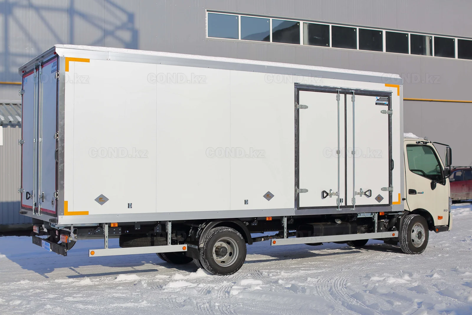 Сухой фургон HINO 300 с боковыми распашными дверями Астана — правый борт: боковой проём закрыт — COND