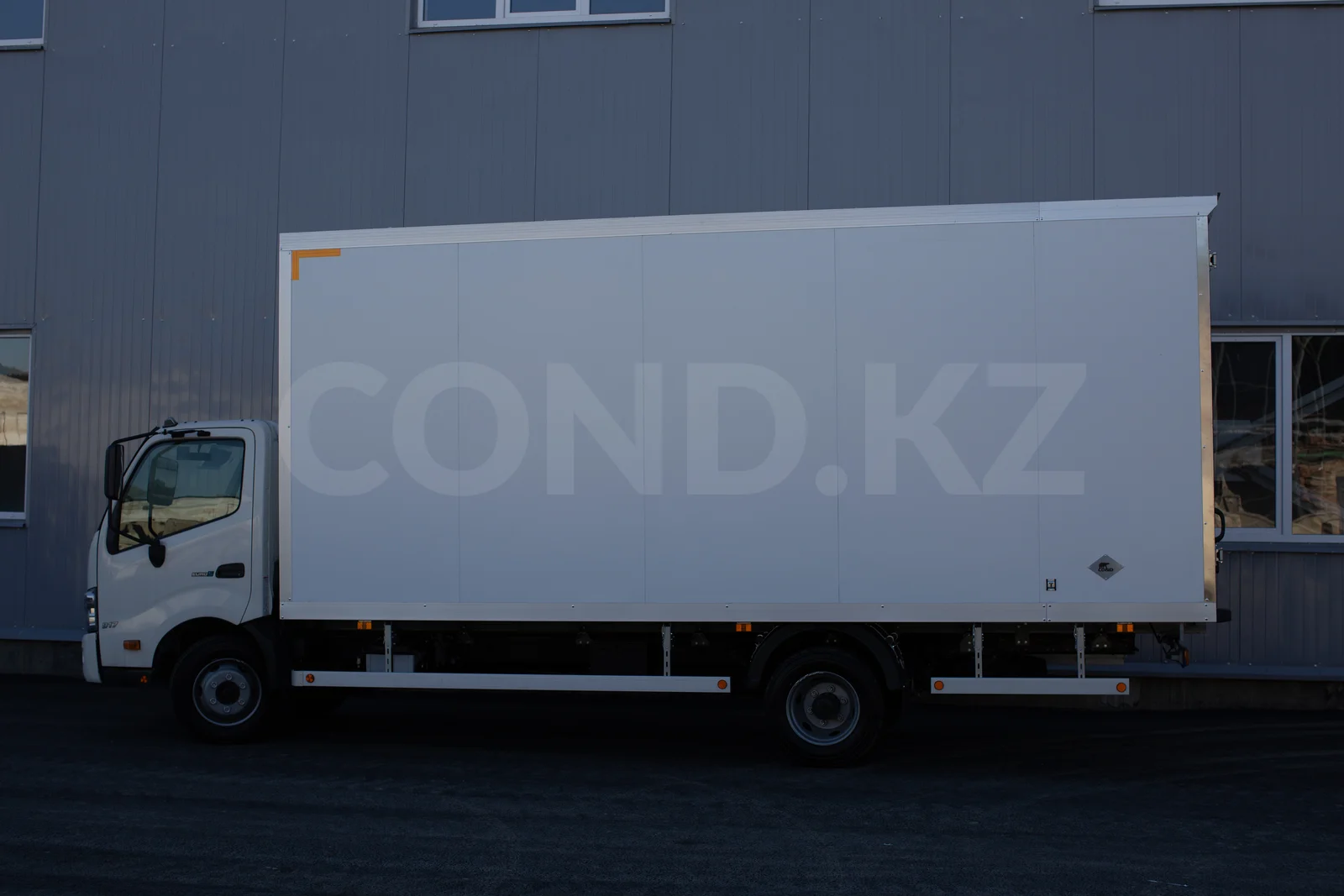 HINO 300 құрғақ фургон Астана — шанақ борты бүкіл ұзындығы бойынша — COND