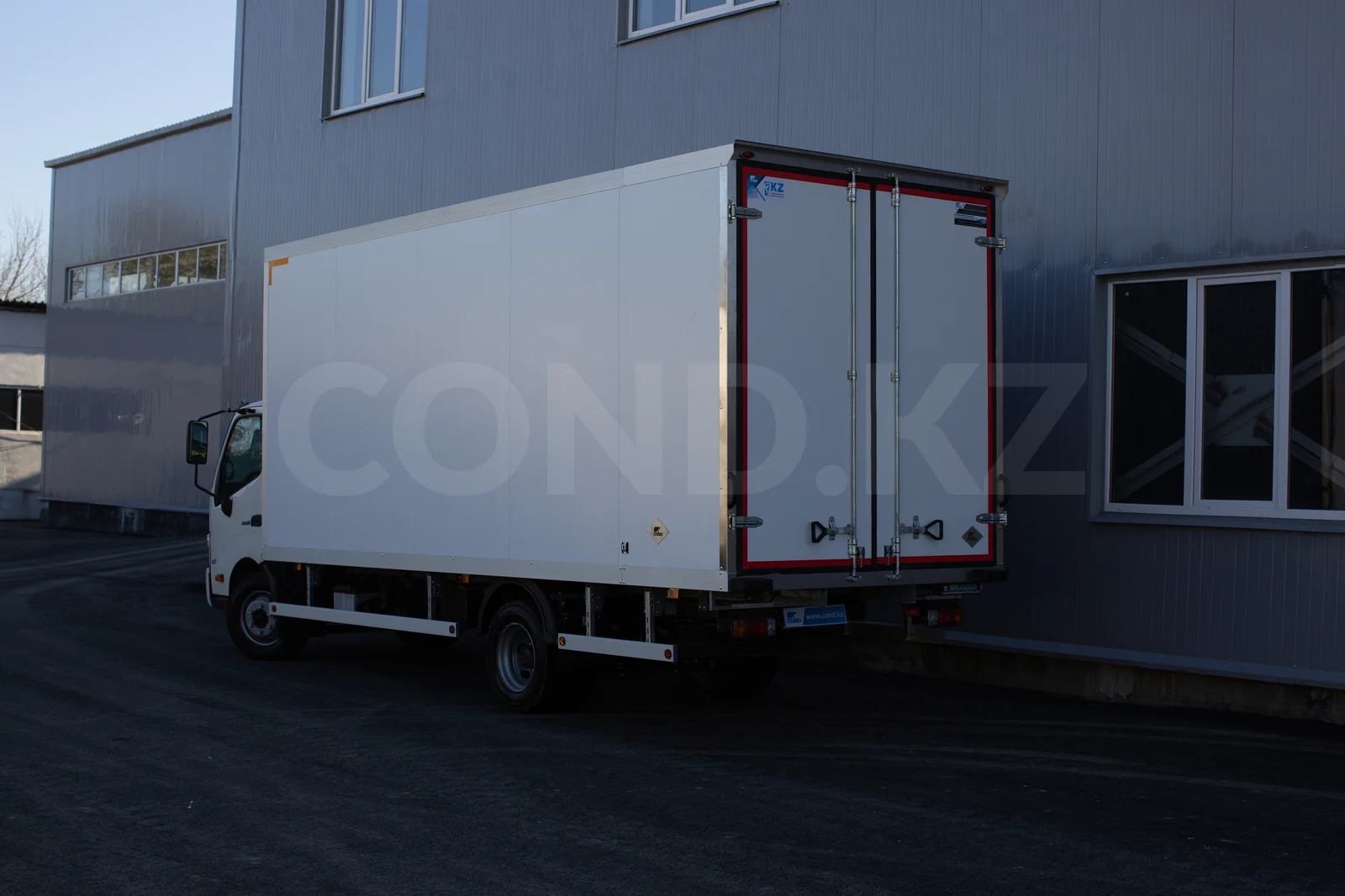 HINO 300 жиһаз фургоны өндірушіден — артқы бөлігі 3/4, контуры бойынша тығыздағышы бар есіктер — COND