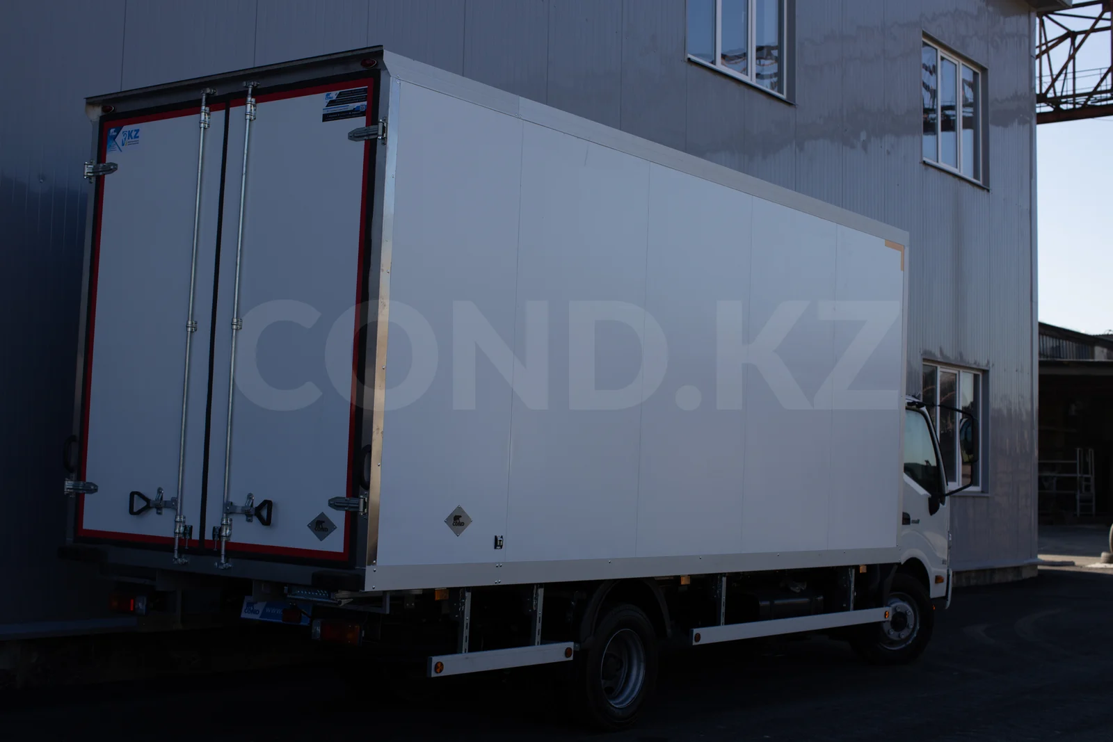 HINO 300 құрғақ фургон Алматыда — екінші борттан артқы бөлігі, жарық шағылыстыратын таңбалау — COND