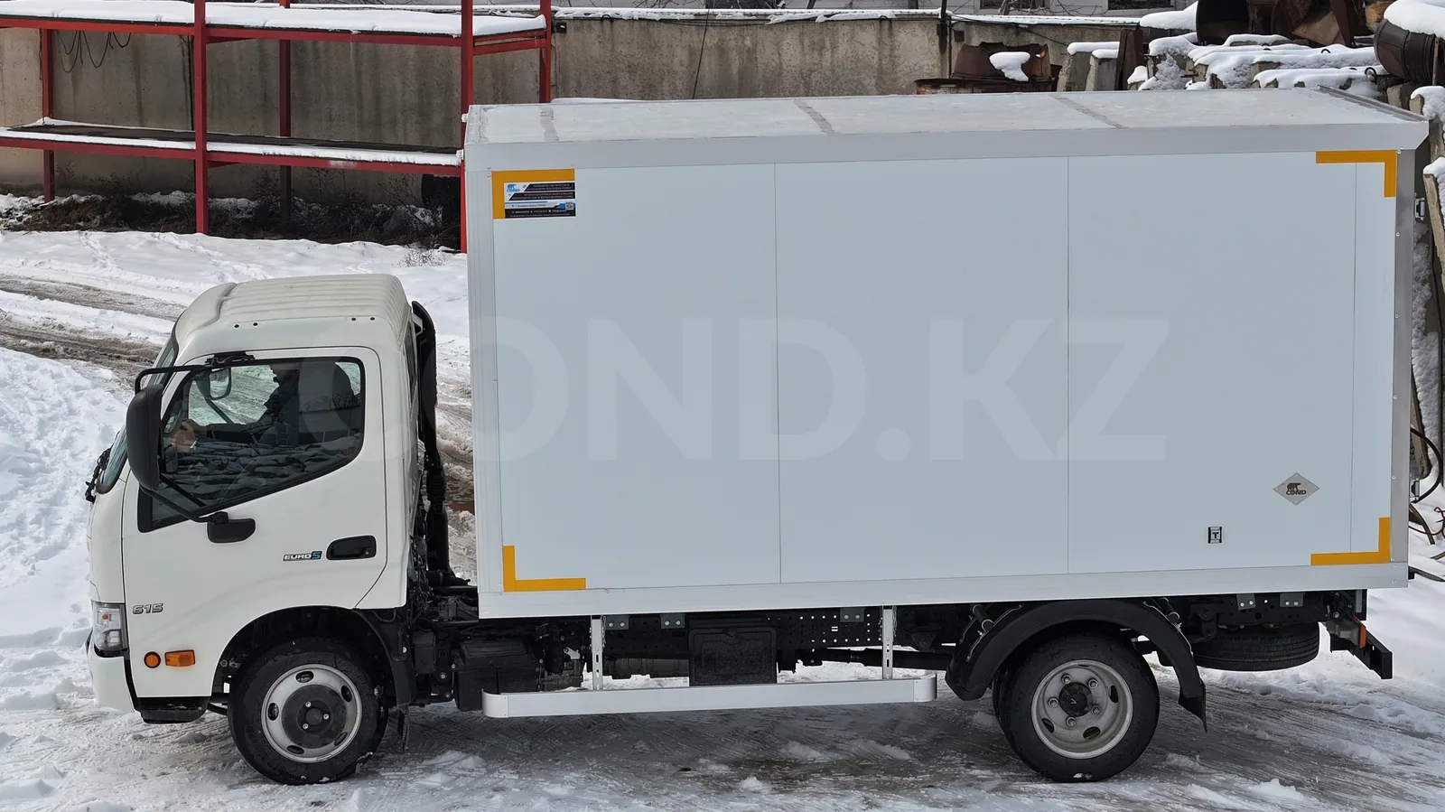 Фургон HINO 300 (615) Казахстан — кузов по всей длине, светоотражающие уголки — COND