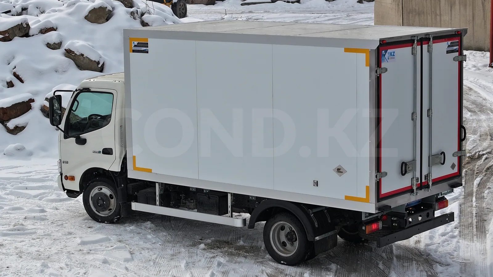 Промтоварный фургон HINO 300 (615) от завода COND — задняя часть 3/4, распашные двери — COND