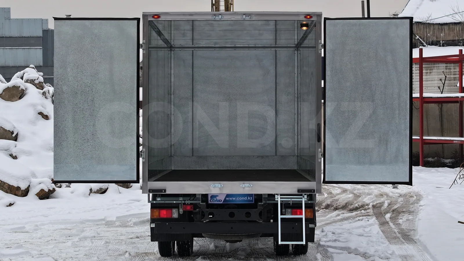 Сухой фургон HINO 300 (615) в Алматы — двери открыты: кузов изнутри, оцинкованная обшивка — COND