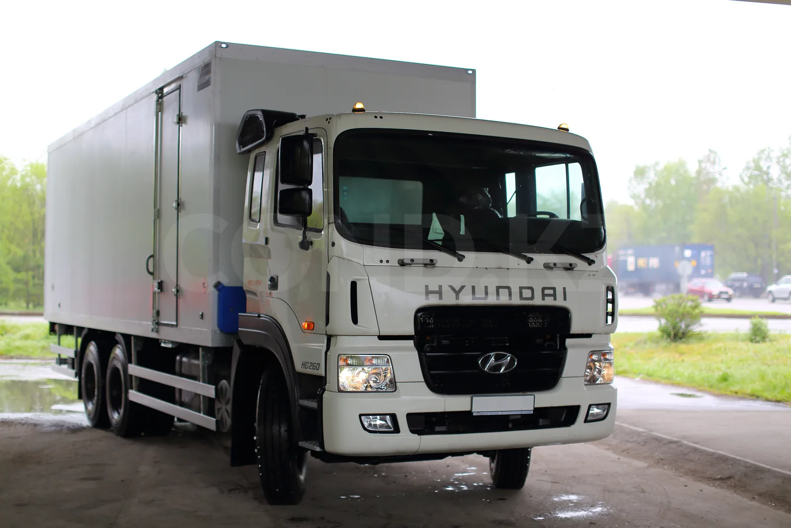 Dry-freight body on a Hyundai HD260 chassis by COND — the whole vehicle, three-quarter view
