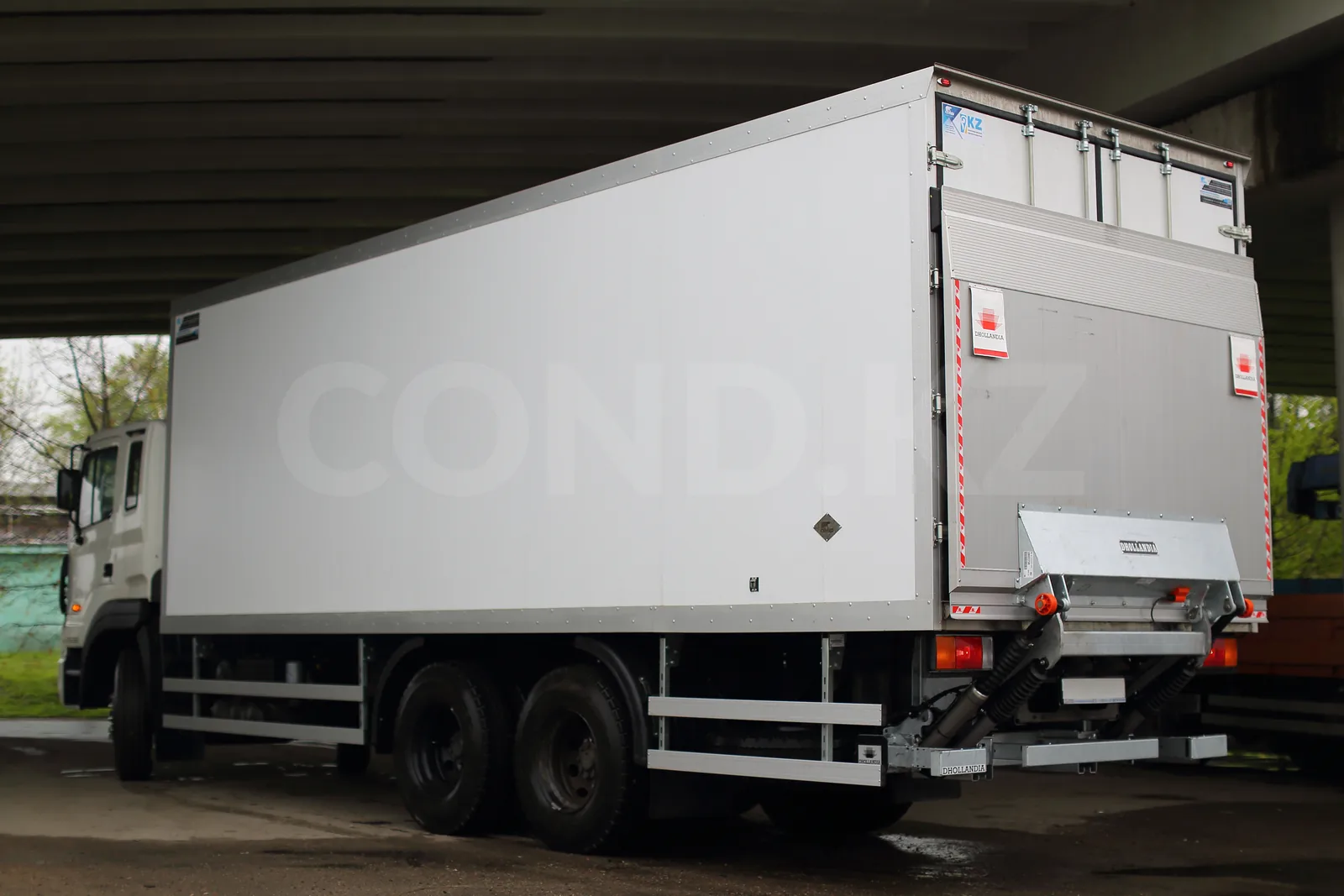 Dry-freight body on a Hyundai HD260 chassis by COND — the body and the rear