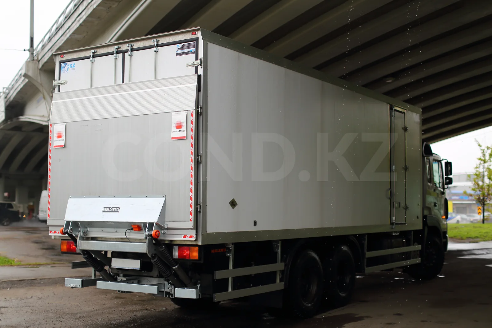 Dry-freight body on a Hyundai HD260 chassis by COND — body details close up