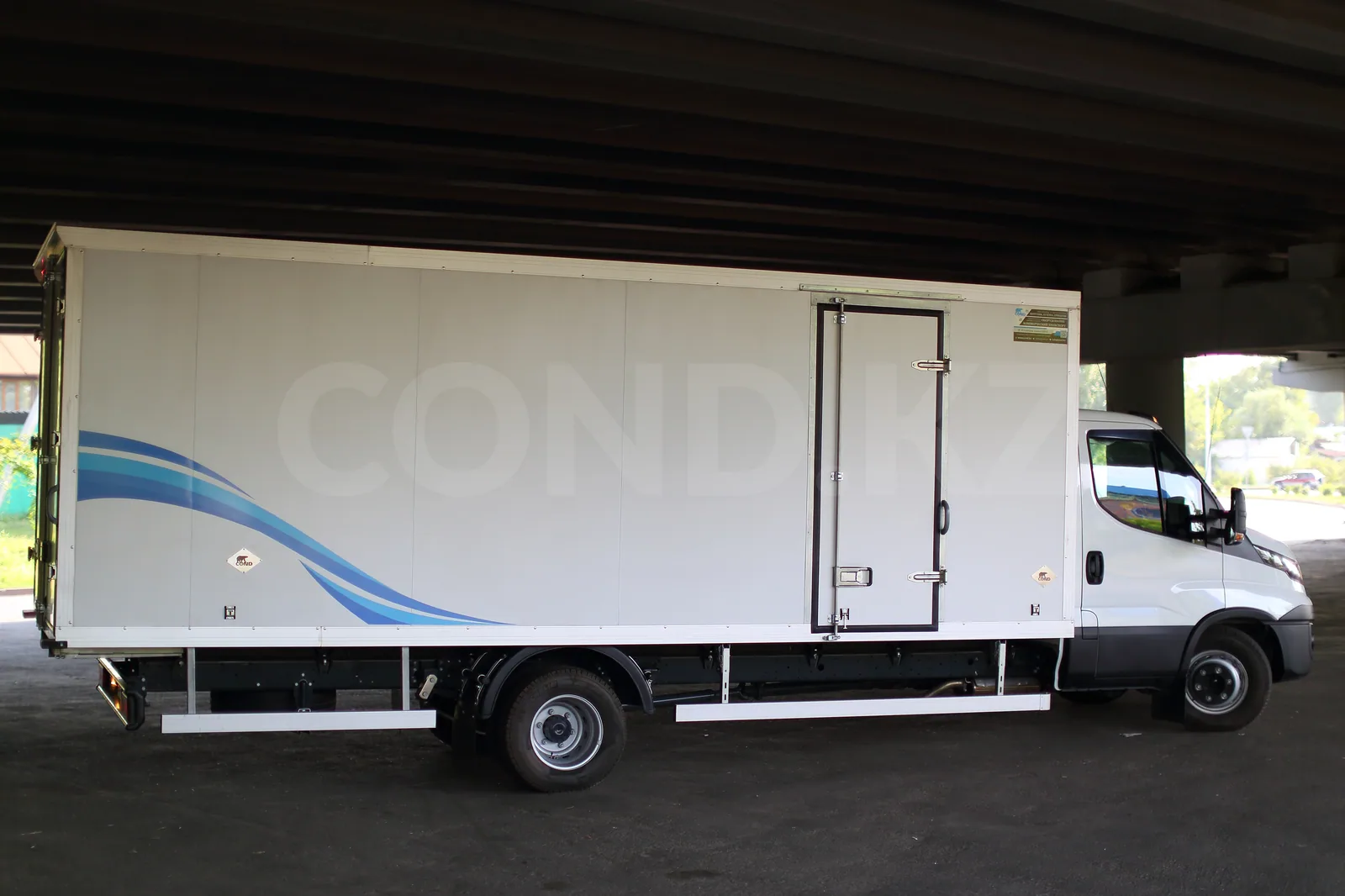 Промтоварный фургон Iveco Daily 70C15 купить в Алматы — правый борт с боковой дверью, машина целиком — COND