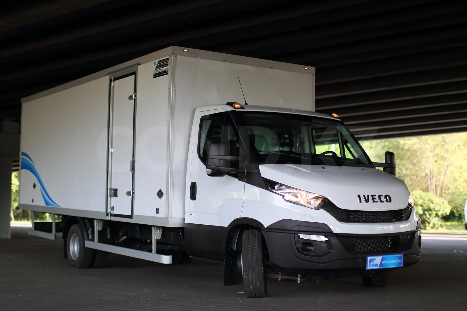 Сухой фургон Iveco Daily 70C15 Астана — передняя часть 3/4, кабина и кузов — COND