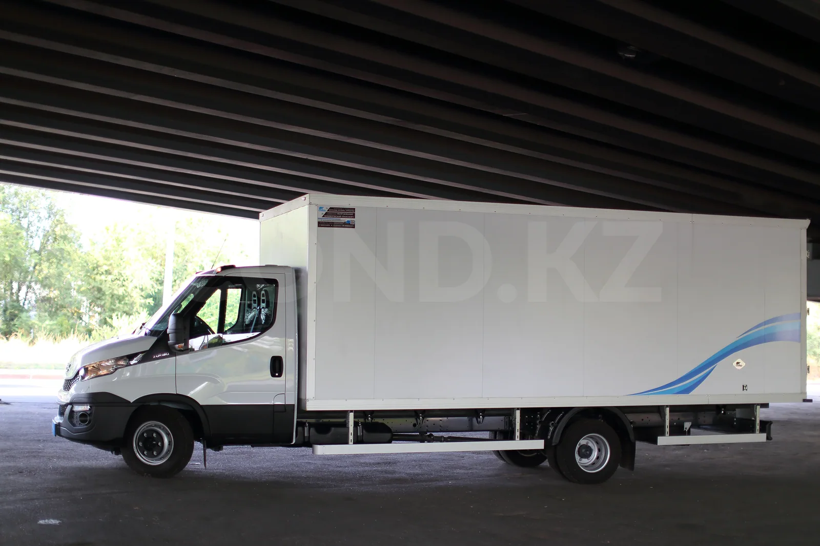 Мебельный фургон Iveco Daily 70C15 от производителя — левый борт фургона по всей длине — COND