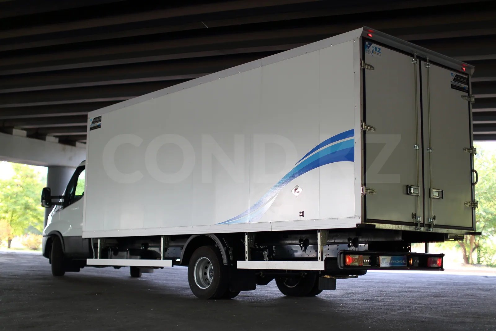Фургон Iveco Daily 70C15 Казахстан — задняя часть 3/4, распашные двери — COND