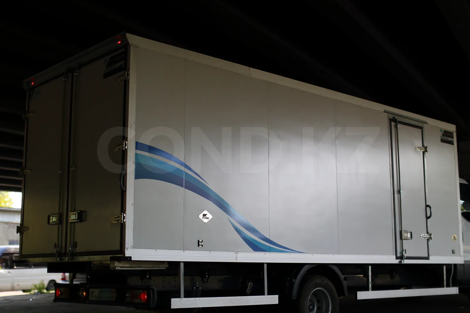 Промтоварный фургон Iveco Daily 70C15 от завода COND — боковая дверь на правом борту и фирменная графика — COND