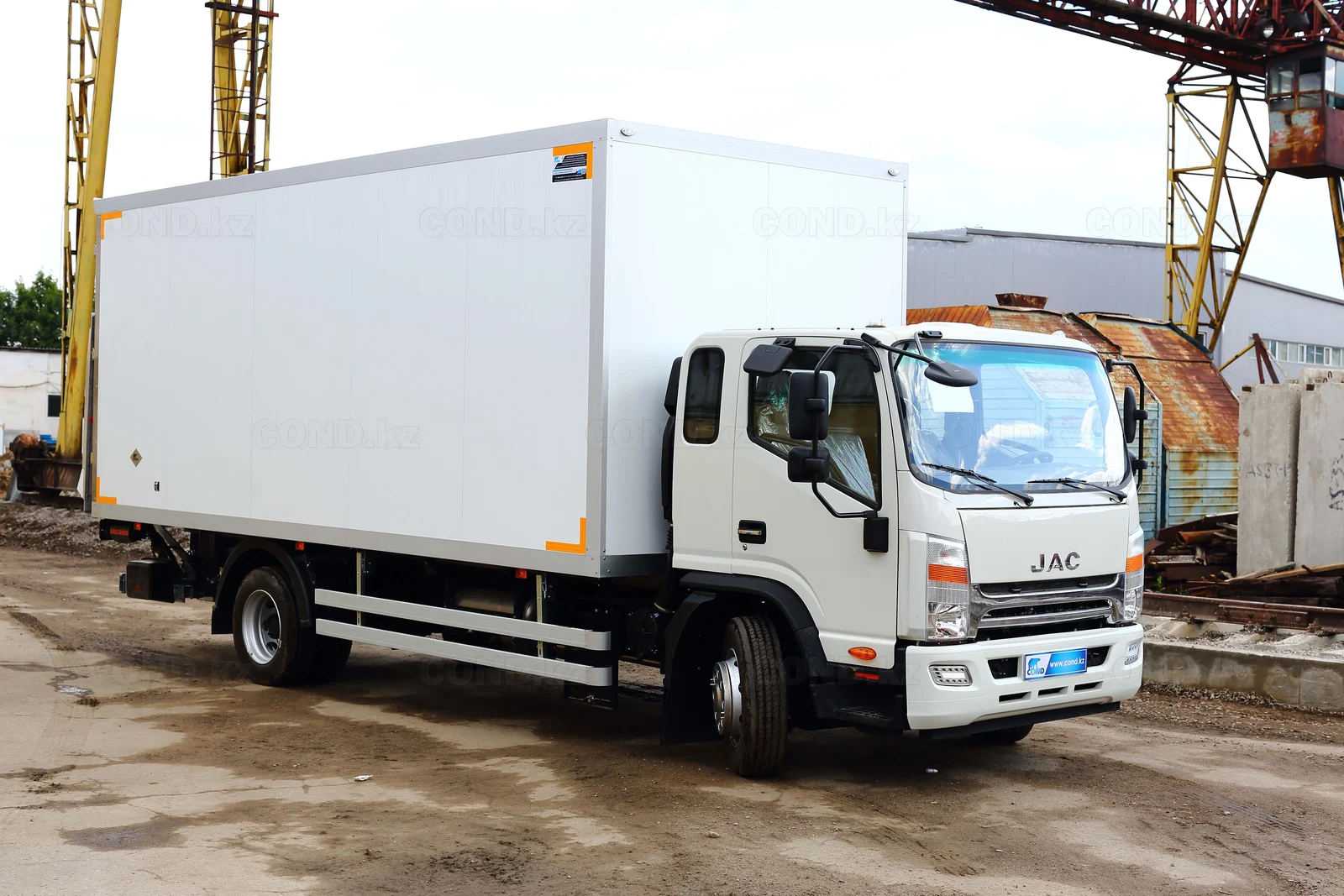 JAC N120 dry van with a tail lift Astana — the side of the body along its full length — COND