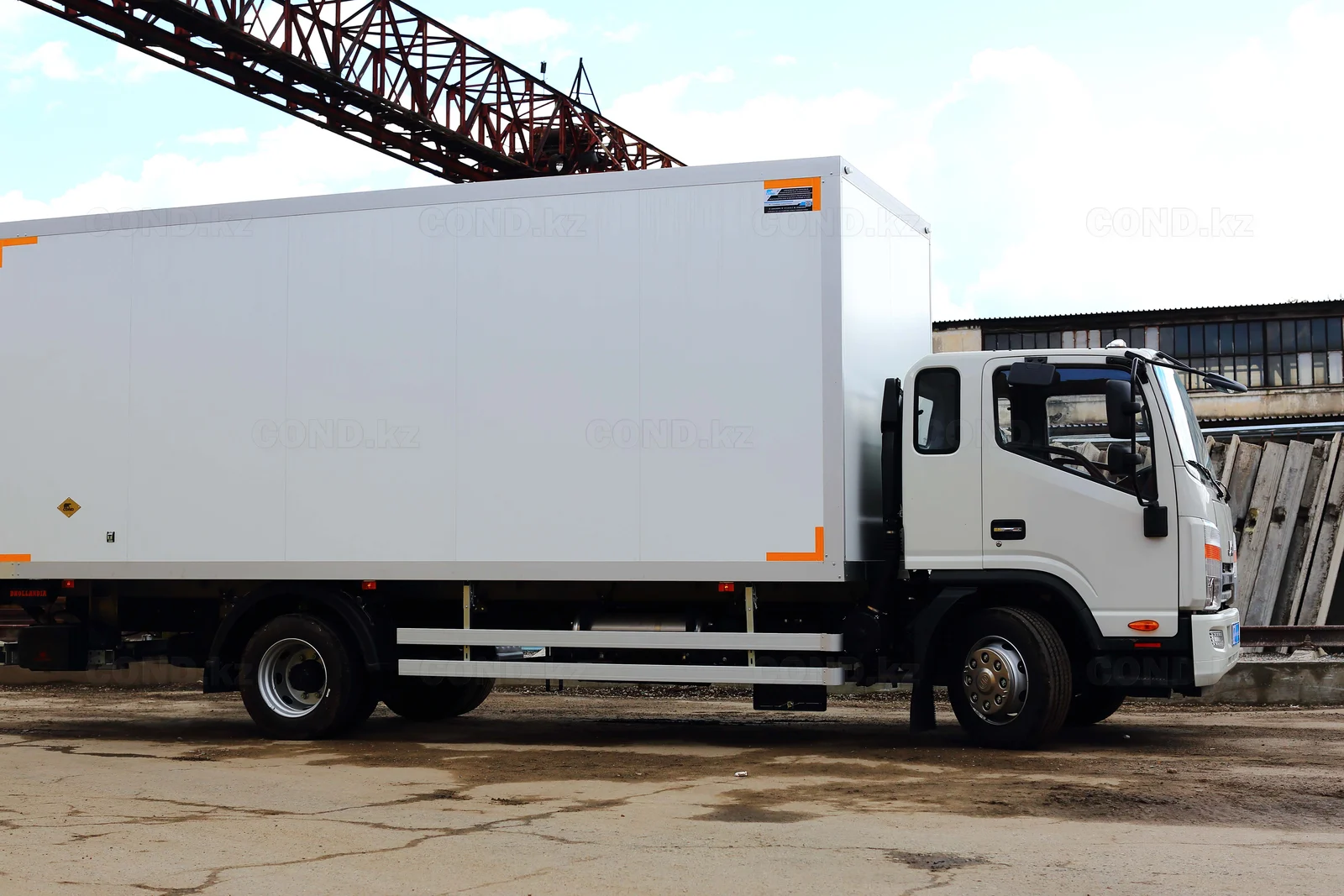 JAC N120 furniture van with a tail lift from the manufacturer — the side from another angle, reflective corner markings — COND