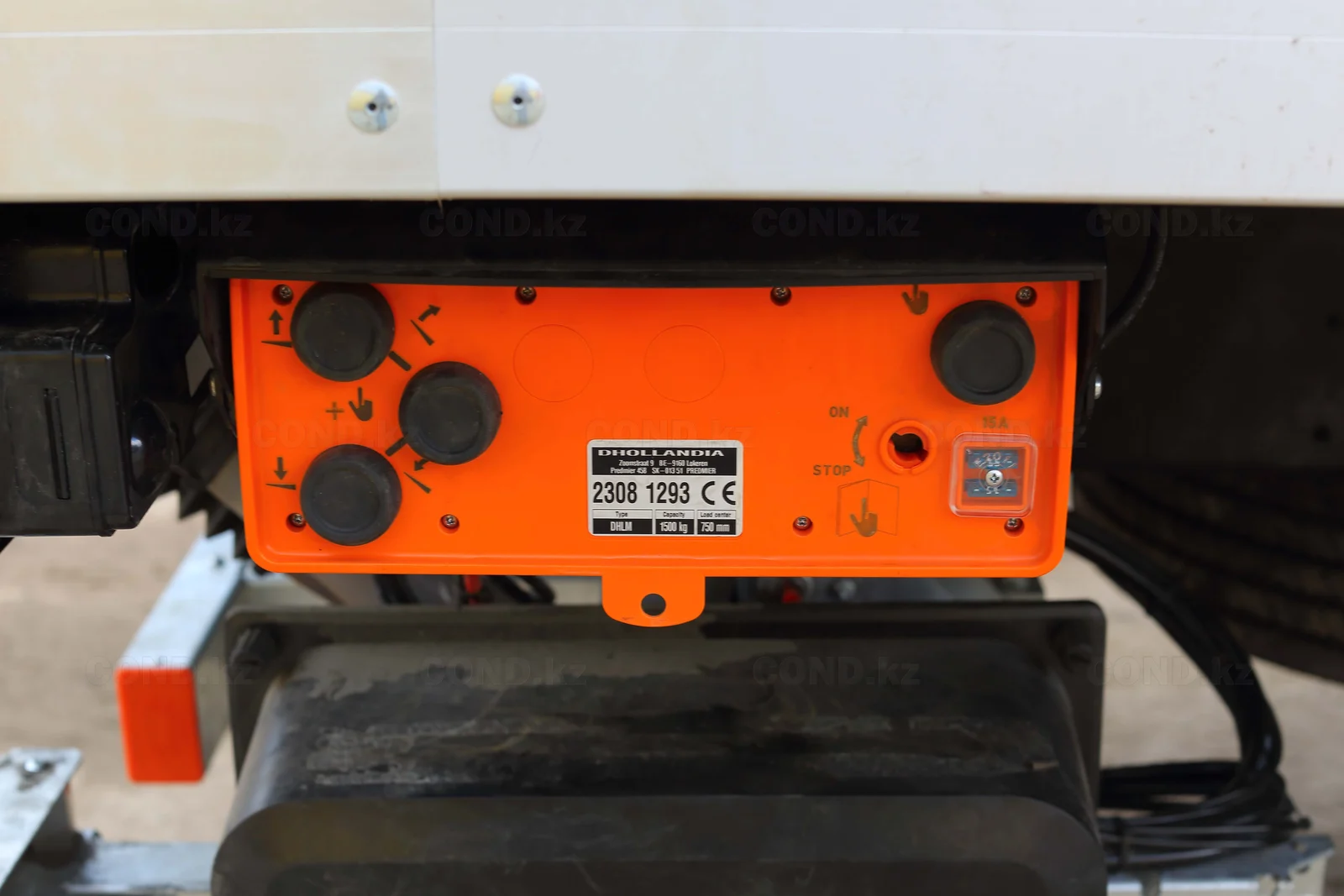 JAC N120 dry-freight van with a tail lift from the COND factory — the tail-lift control panel