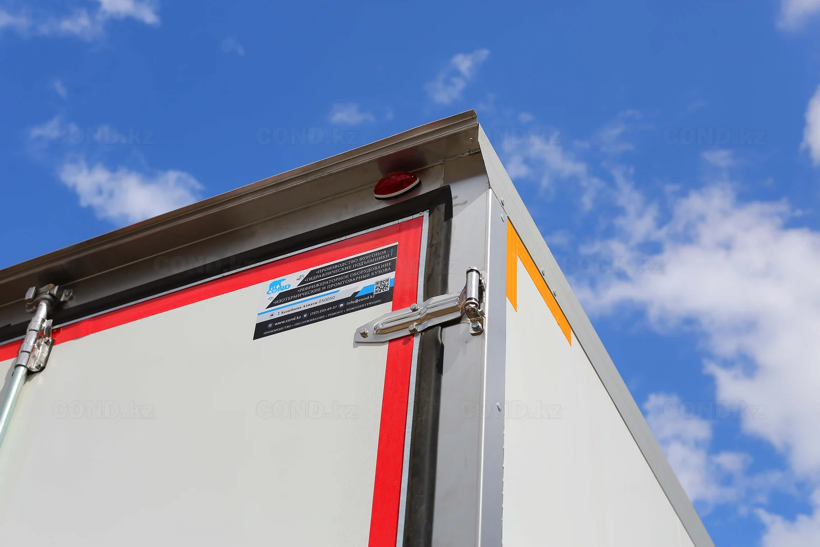 JAC N120 dry van with a tail lift in Almaty — the rear corner of the body: the opening trim and the lock — COND