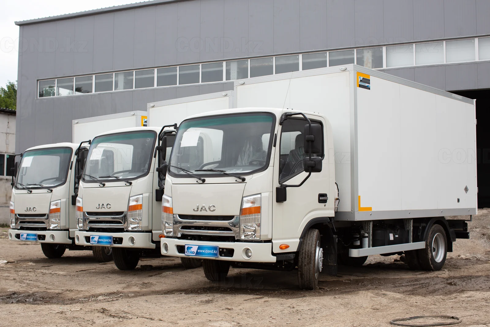 Сухой фургон JAC N90 в Алматы — партия одинаковых машин на площадке завода — COND