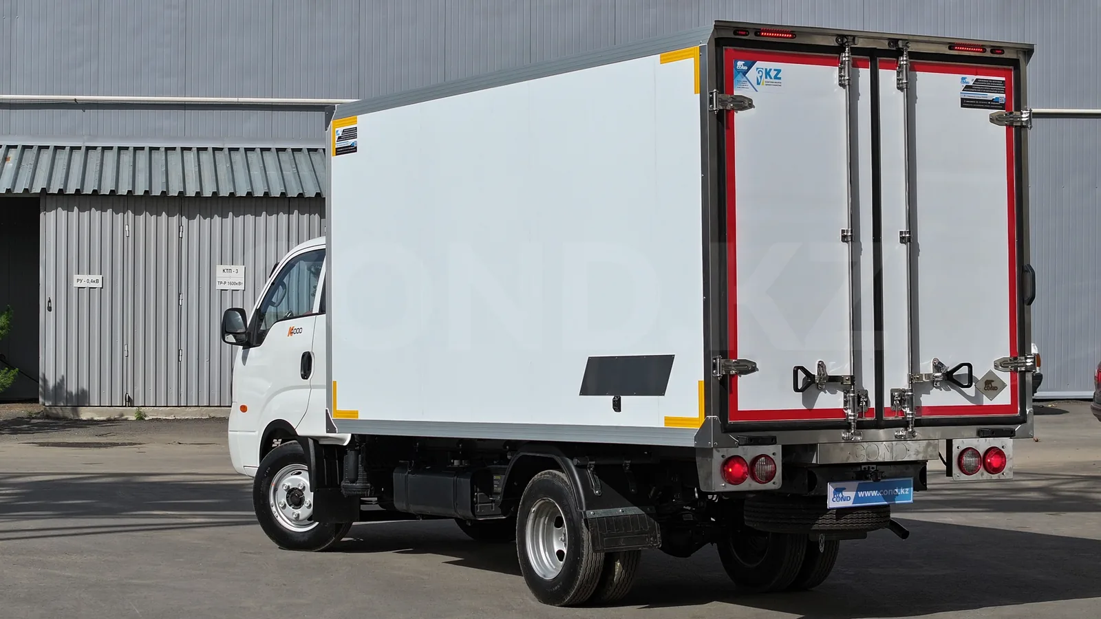 Van Kia Bongo K4000 Astana — правый drop-side глухой, rear swing doors двери во всю ширину проёма