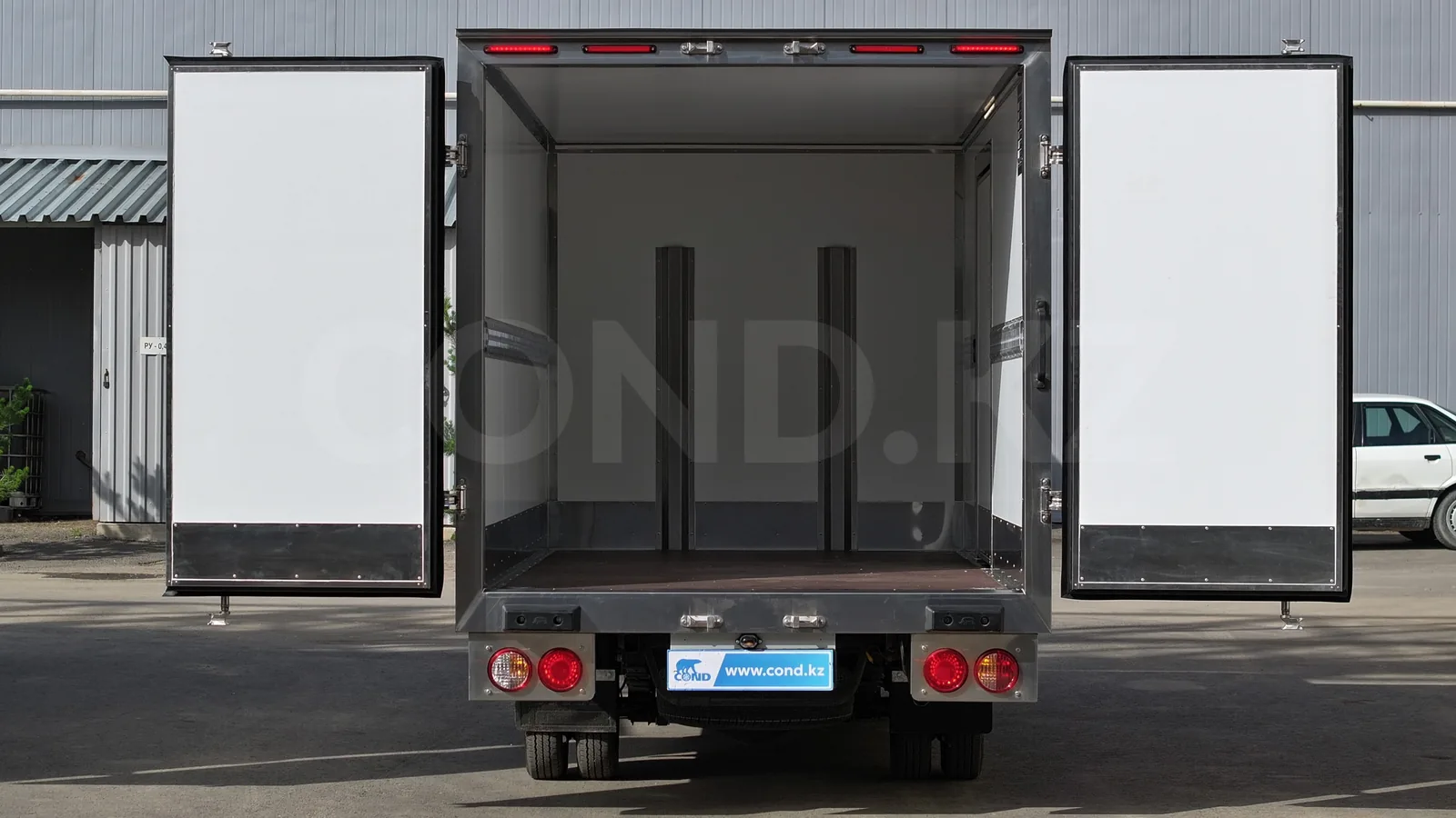 Dry freight body Kia Bongo K4000 в Almaty — изнутри: white plated sheet, wooden настил пола, светодиодные светильники