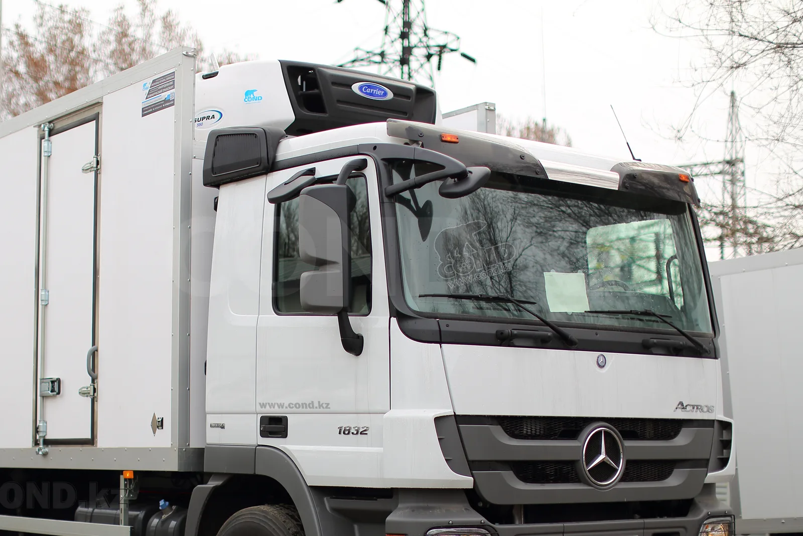 Refrigerated Mercedes-Benz Actros with a Carrier Supra 850 above the cab — front view, COND