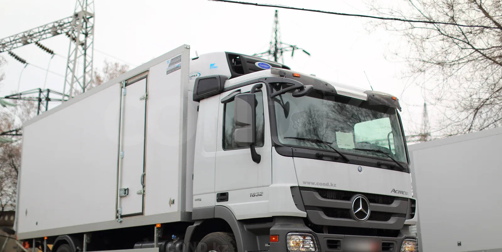 Refrigerated Mercedes-Benz Actros with a Carrier Supra 850 — front right view