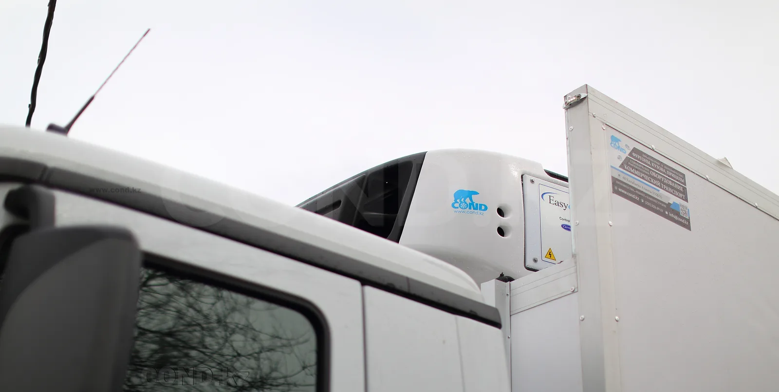 Carrier Supra 850 above the Mercedes-Benz Actros cab — side view
