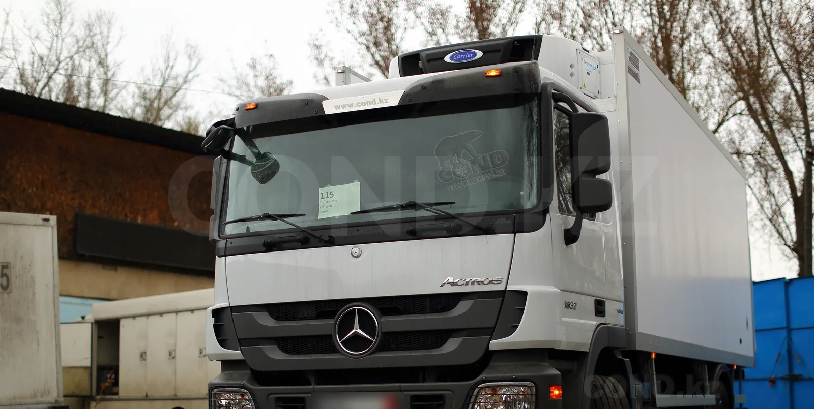 Refrigerated Mercedes-Benz Actros — front view