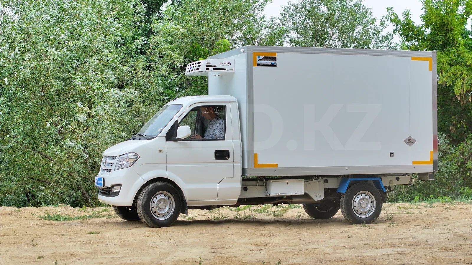 DongFeng C31 тоңазытқышы бар термобудка өндірушіден — шанақтың сол жақ борты бүкіл ұзындығы бойынша — COND