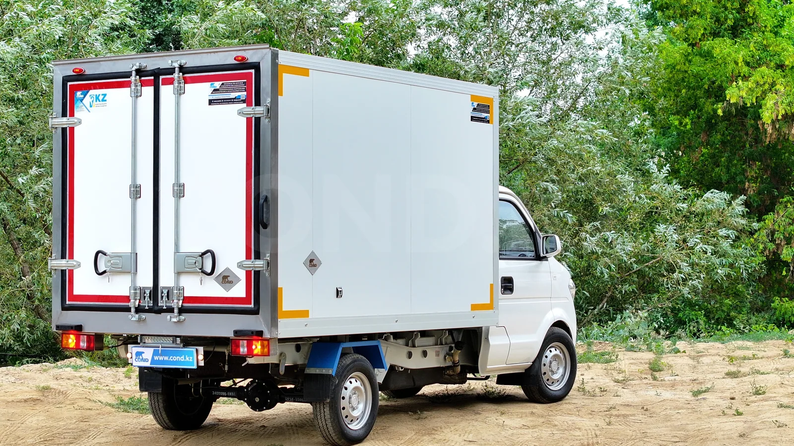 DongFeng C31 фургон-рефрижератор COND зауытынан — артқы есіктер және жарық шағылыстыратын бұрыштамалар — COND