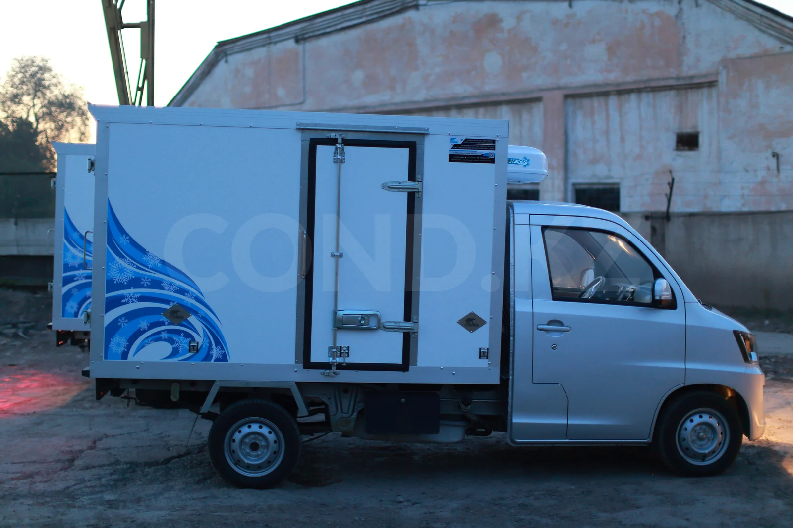 FAW 1027 реф Астана — оң жақ борт толығымен: бүйір есік және шанақ графикасы — COND