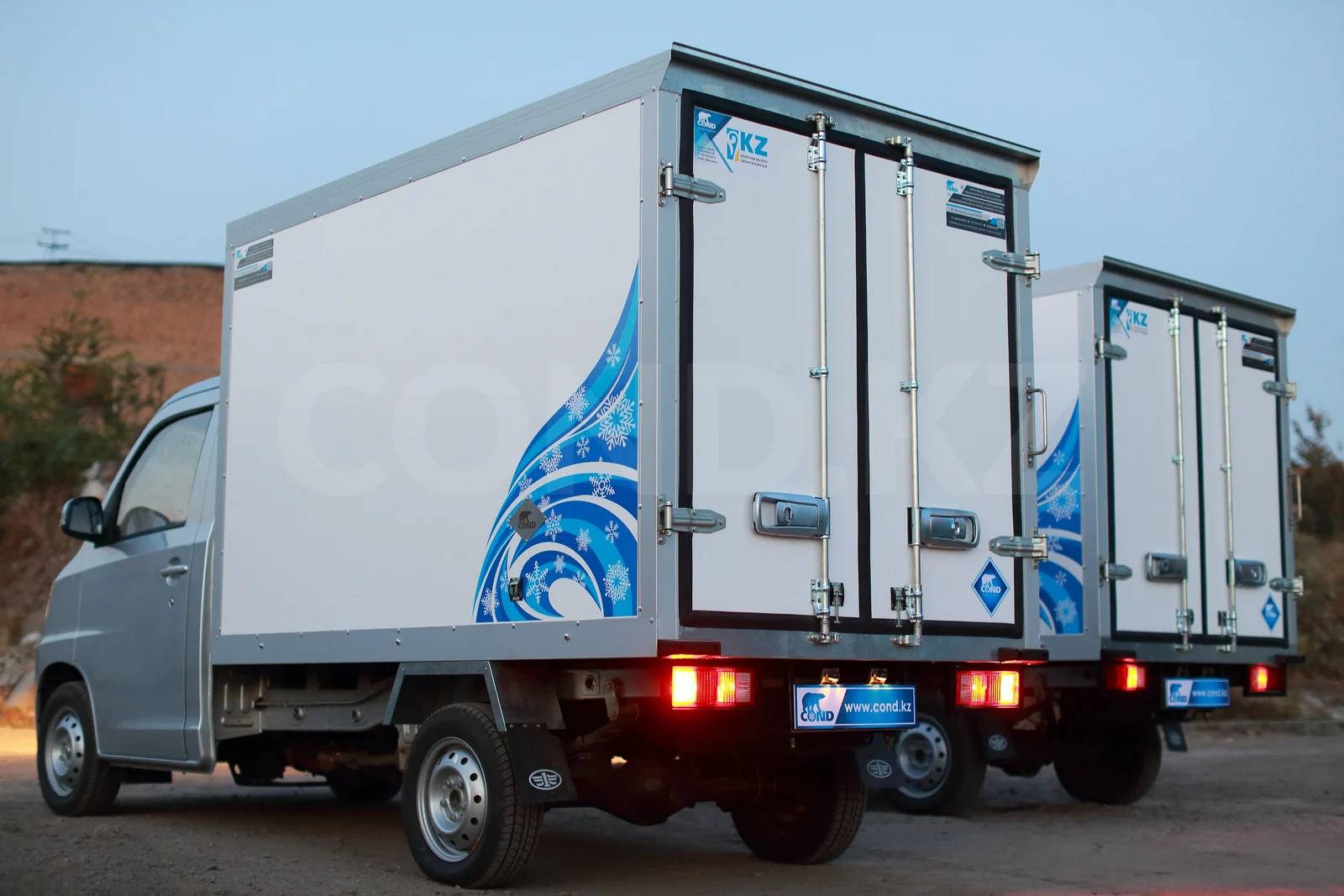 FAW 1027 тоңазытқышы бар термобудка өндірушіден — екі көлік те артынан 3/4, артқы қақпақтар — COND