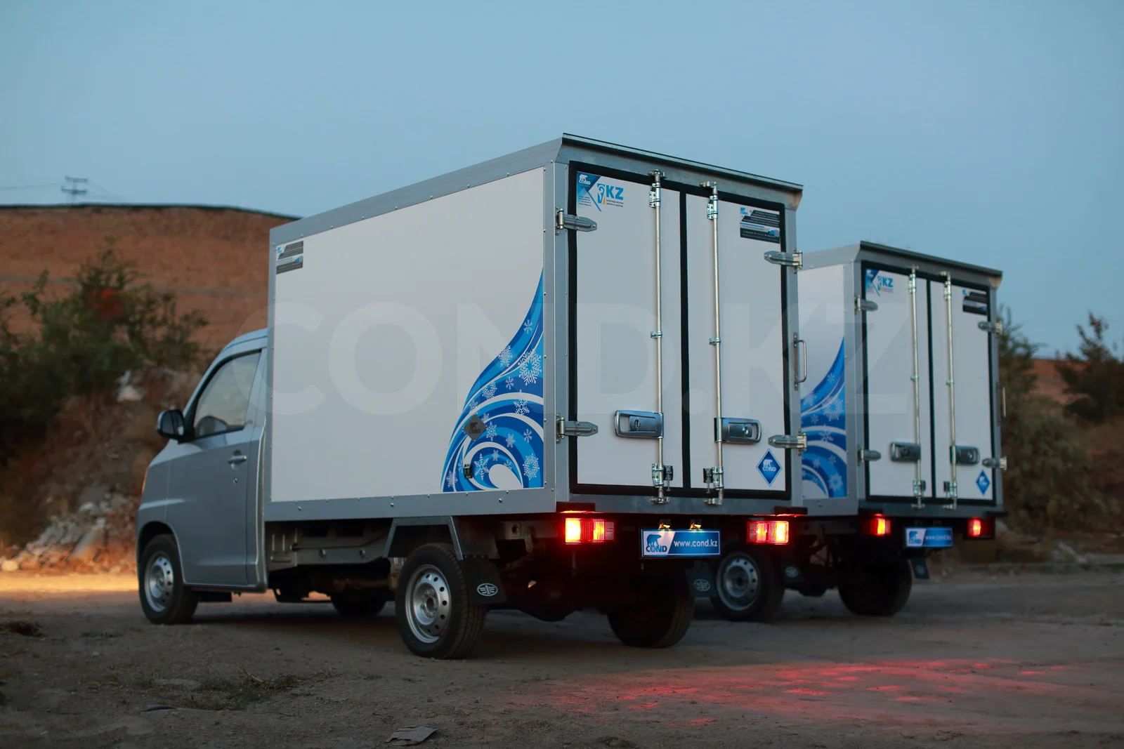 FAW 1027 тоңазытқыш қондырғы Қазақстан — екі көлік те артынан, жарық шағылыстыратын таңбалау — COND