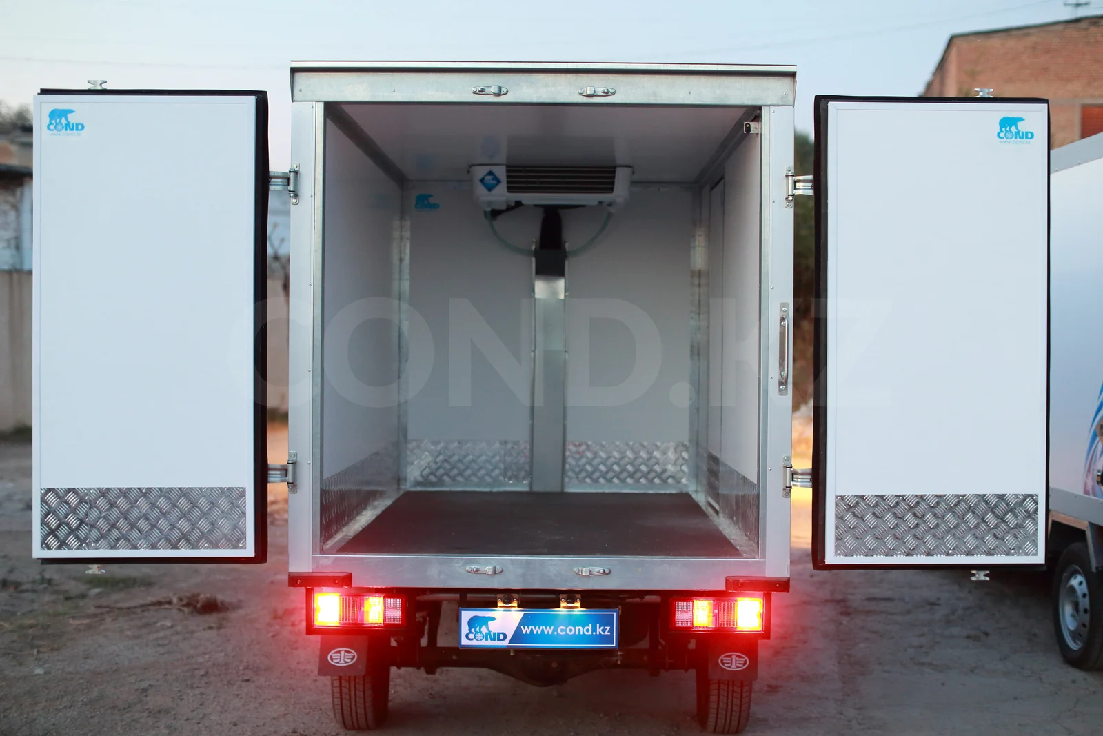 FAW 1027 фургон-рефрижератор COND зауытынан — есіктері ашық: шанақ іші, төбе астындағы буландырғыш — COND