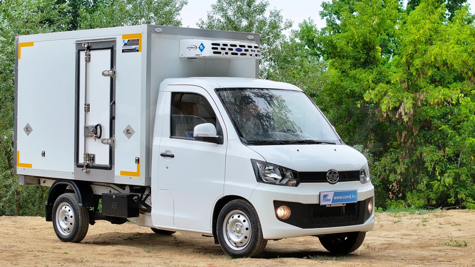 FAW 1027 (Т80) тоңазытқышы бар термобудка өндірушіден — сол жақ борт толығымен, контур бойындағы жарық шағылыстыратын бұрыштамалар — COND