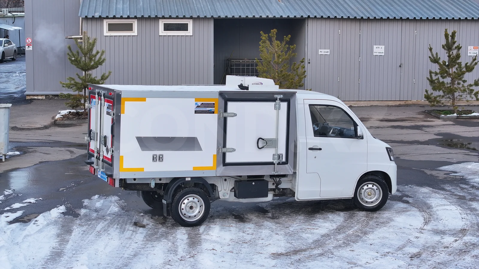 Рефрижератор на шасси FAW 1027 (Т80) — боковая дверь открыта — COND