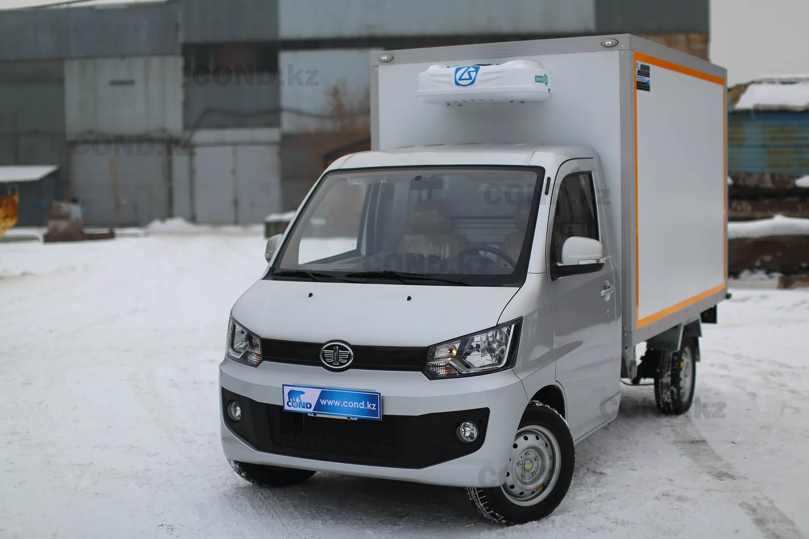 Фургон FAW 1027 купить в Алматы — машина целиком, передняя часть 3/4, установка над кабиной — COND