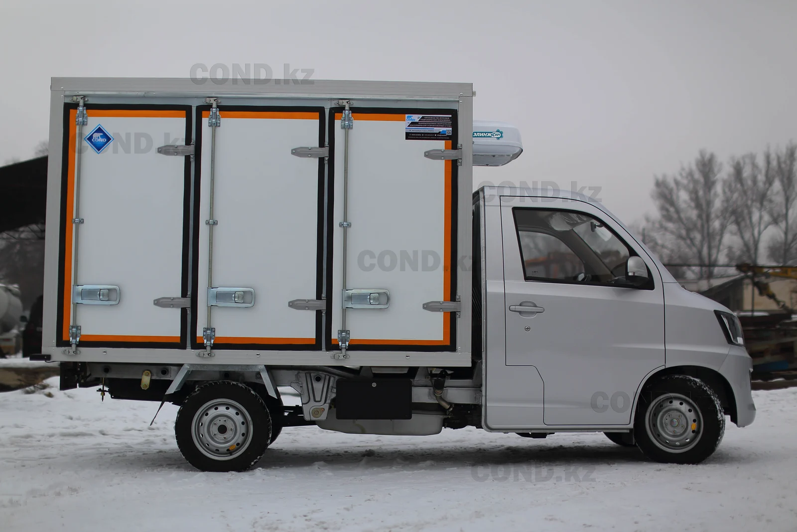Фургон FAW 1027 Астана — правый борт: три боковые двери — COND