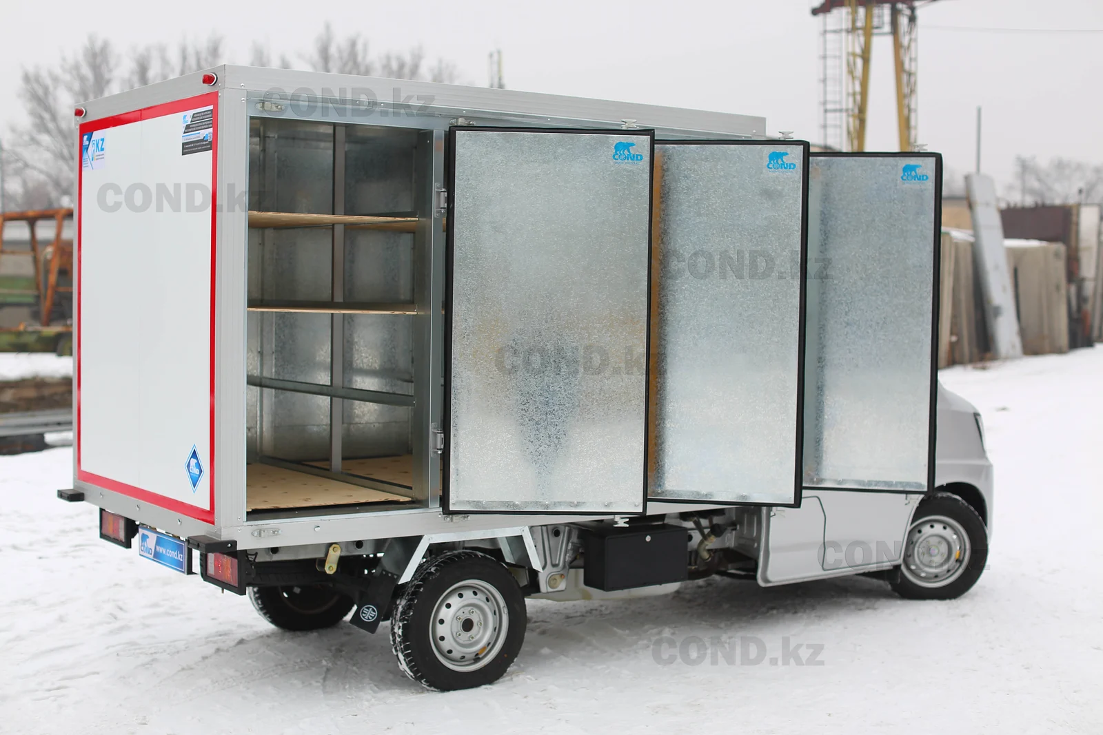 Фургон FAW 1027 от производителя — боковые двери открыты: полки в два яруса — COND