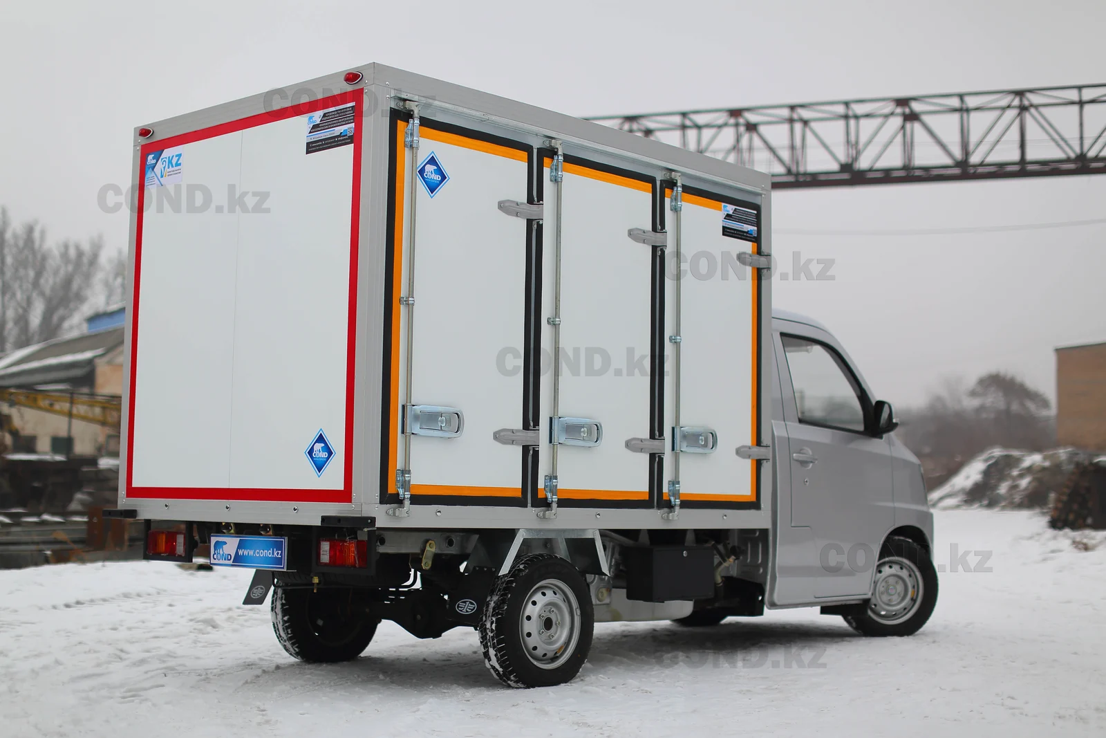 Фургон FAW 1027 Казахстан — задняя часть 3/4, распашные двери — COND