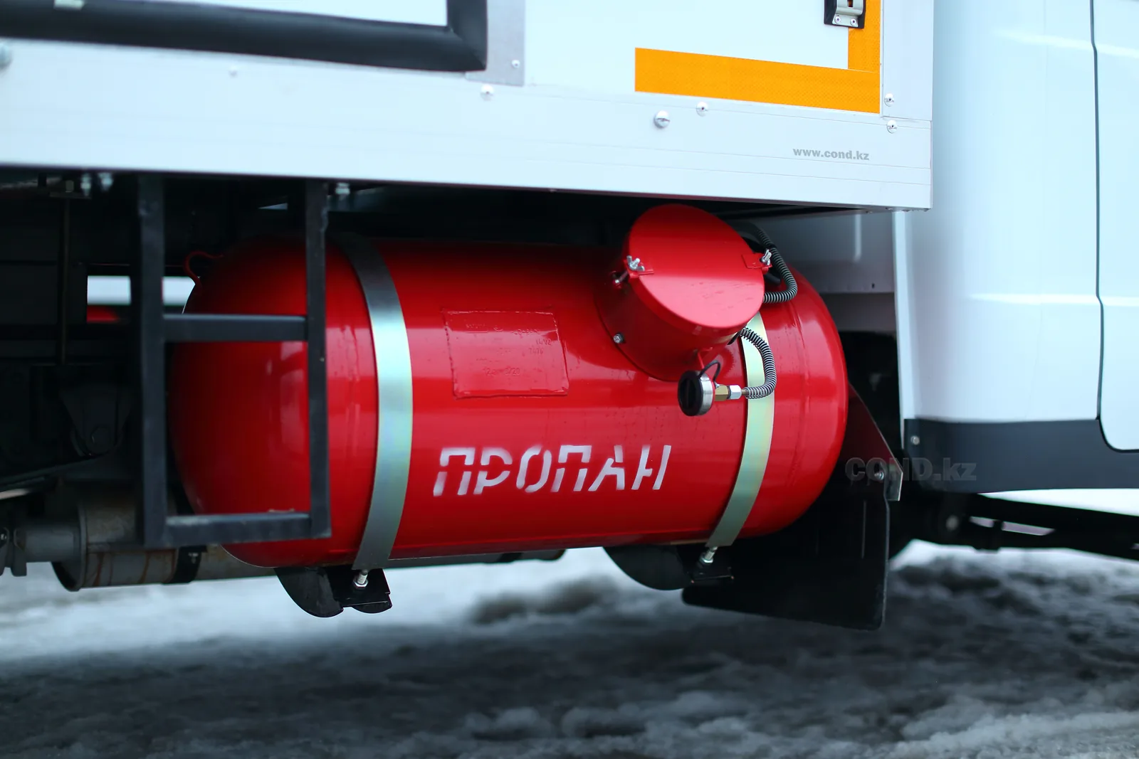 Рефрижератор на ГАЗель Бизнес 3302 — газовый баллон с пропаном под рамой — COND