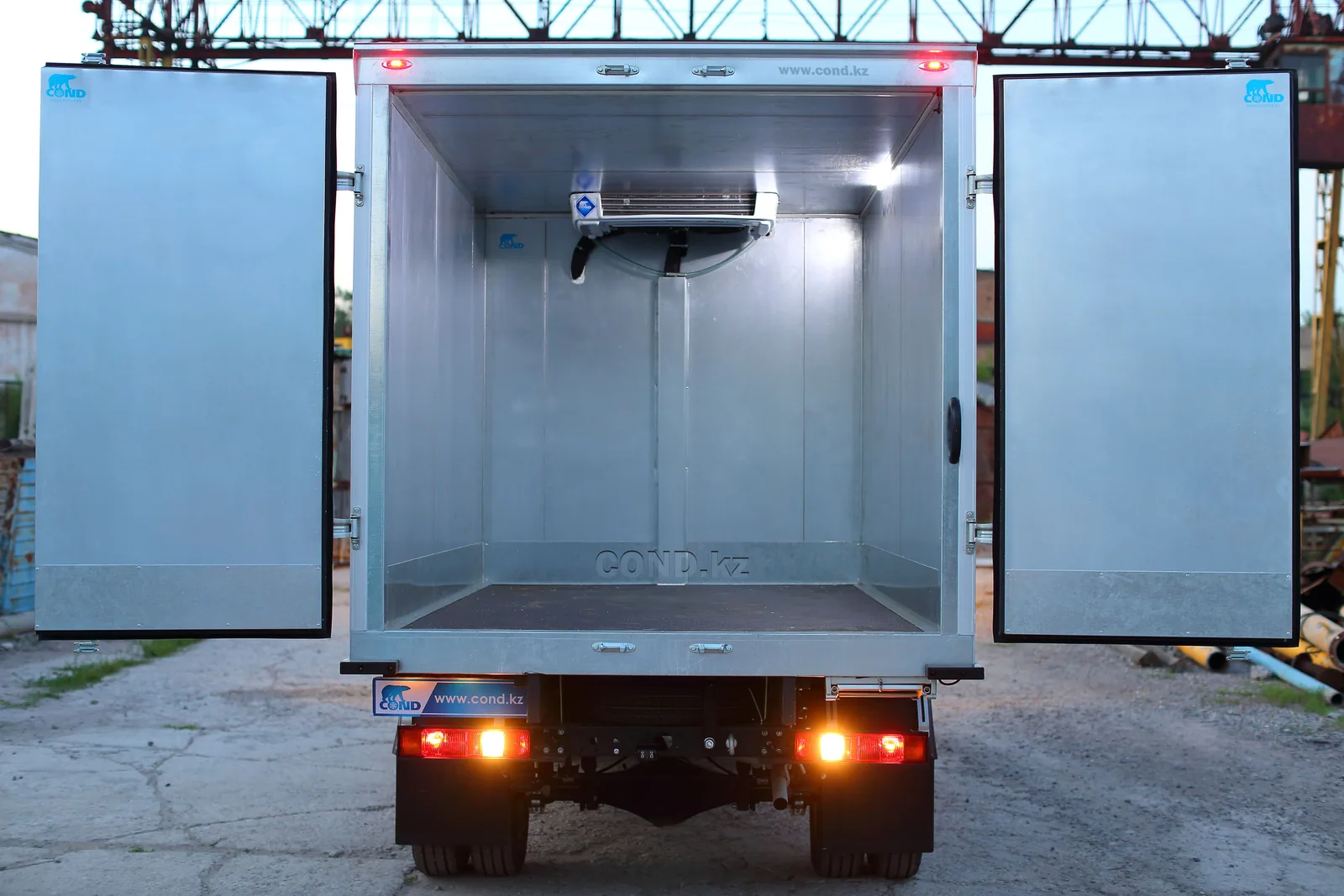 Рефрижератор на ГАЗель Бизнес 4×4 — кузов изнутри: испаритель и оцинкованная обшивка стен — COND