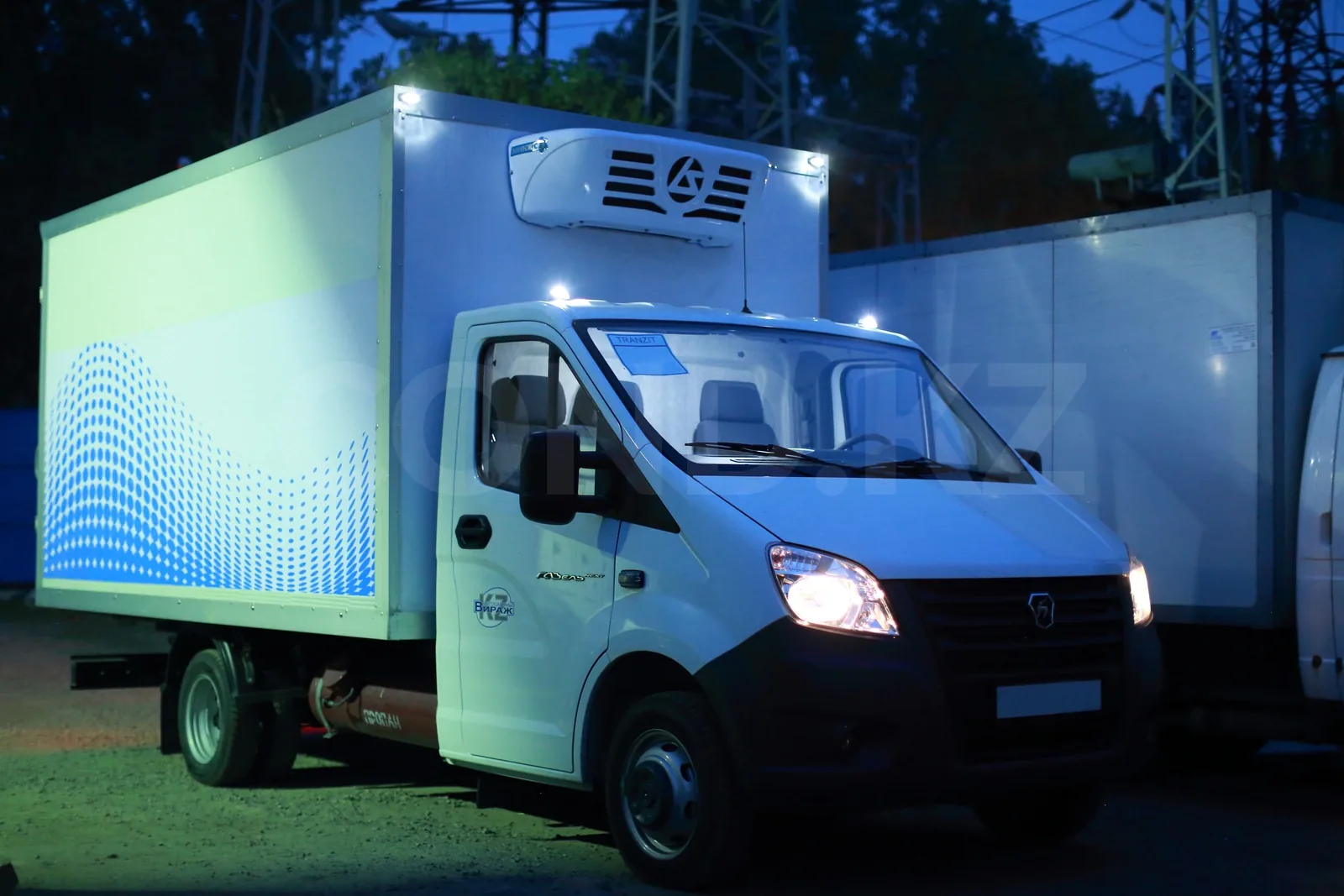 Рефрижератор ГАЗель Next A21R35 премиум — вечерний кадр 3/4 спереди, габаритные огни кузова — COND