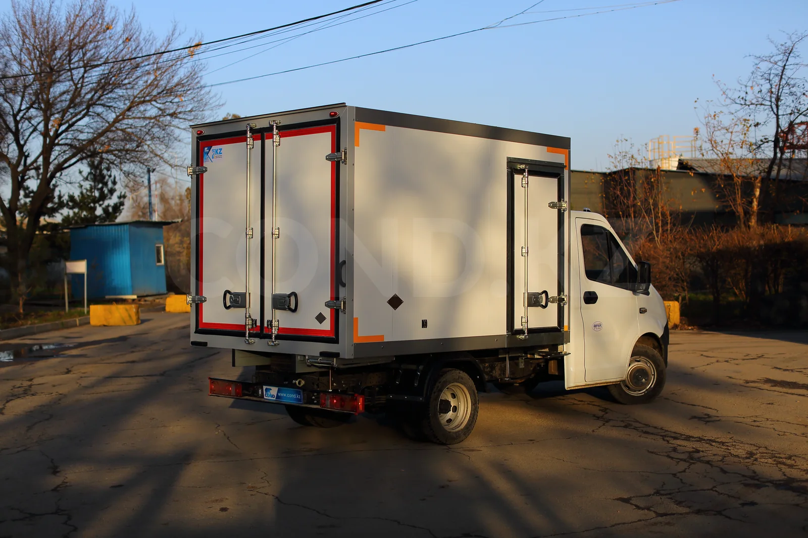 Мультитемпературный рефрижератор на ГАЗель Next A21R23 — задние распашные двери со штанговыми запорами — COND