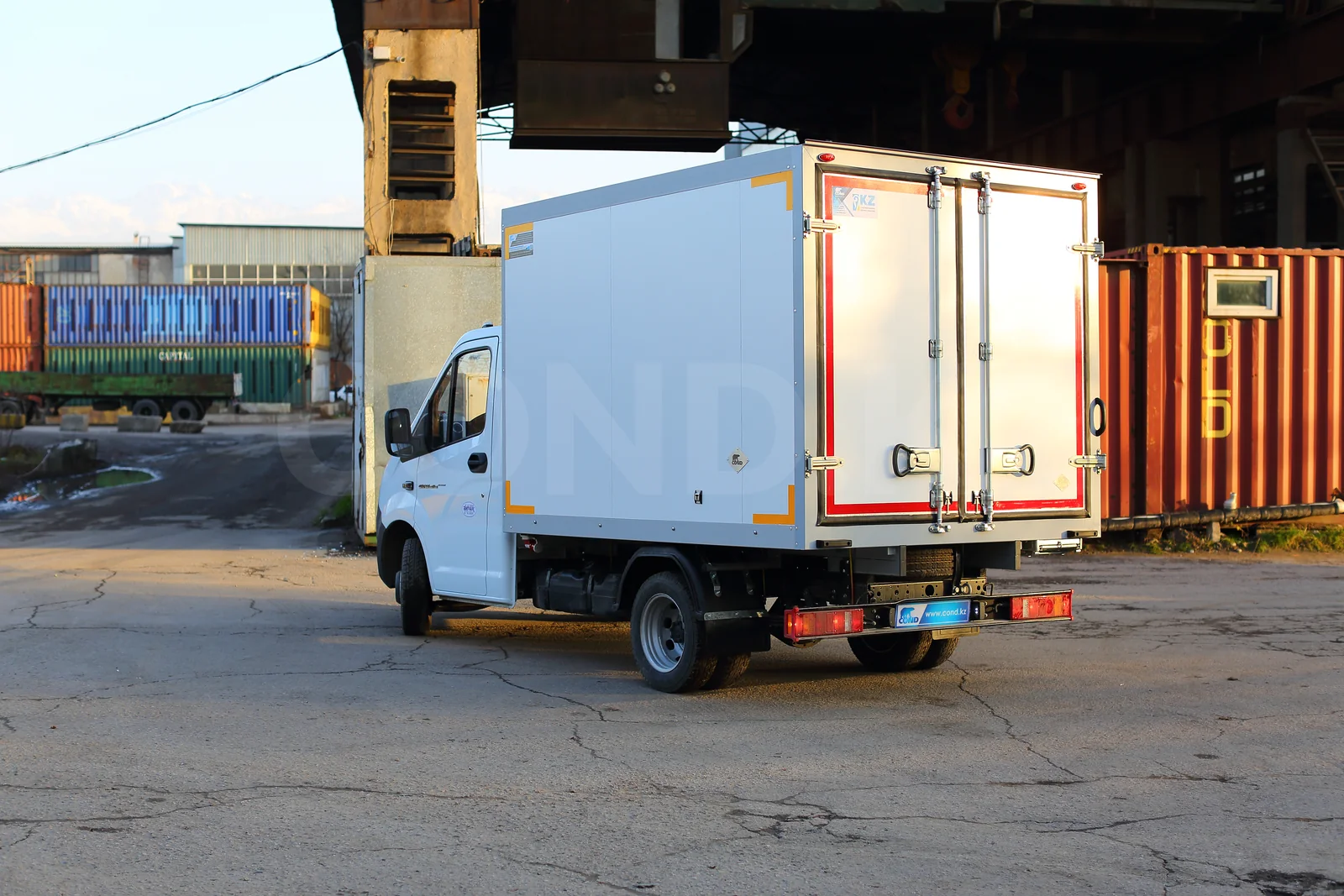 Мультитемпературный рефрижератор на ГАЗель Next A21R23 — задняя часть 3/4 — COND