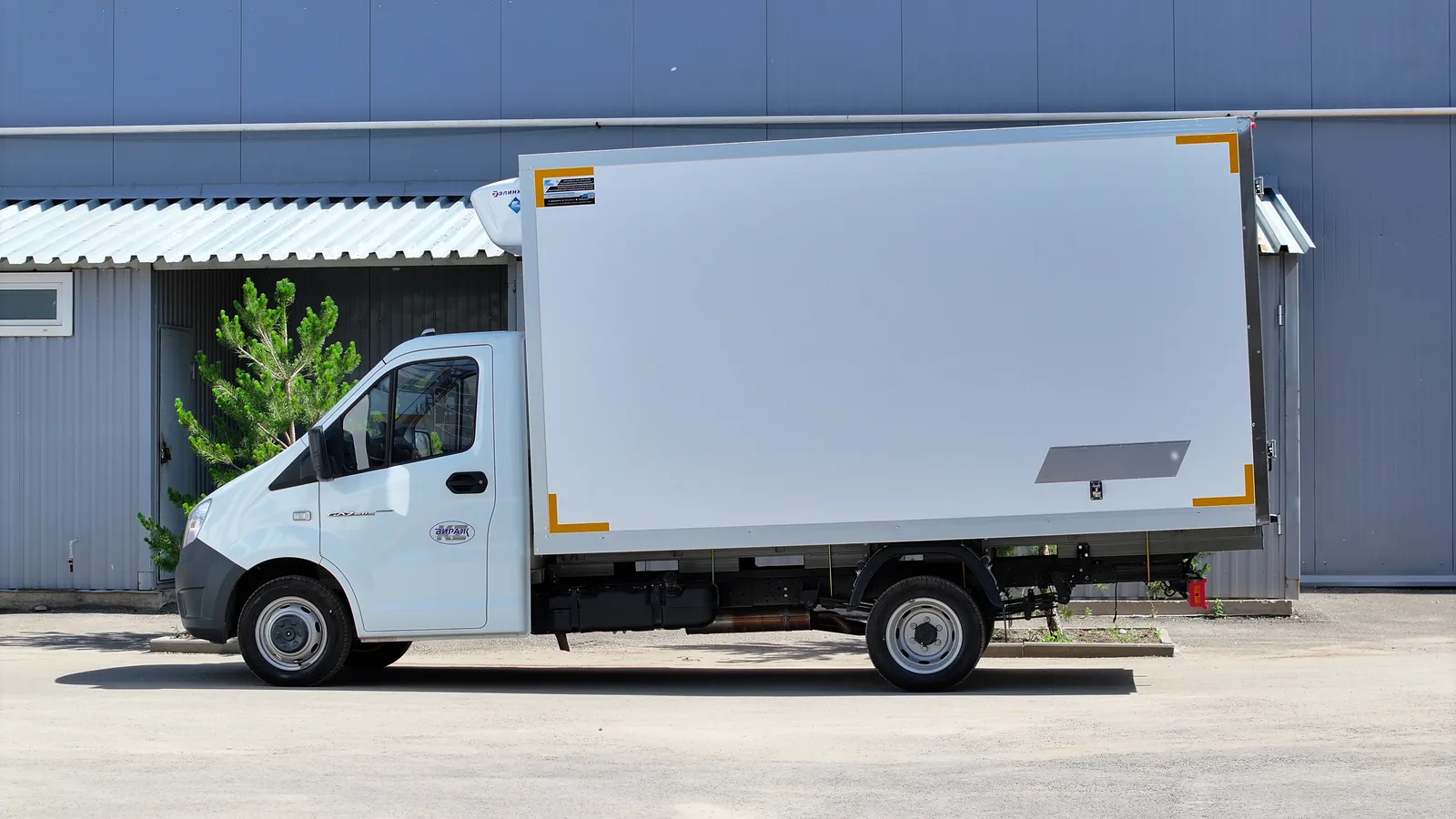 Multi-temperature van on a GAZelle Next — the whole body from the side, 4,250 mm long — COND