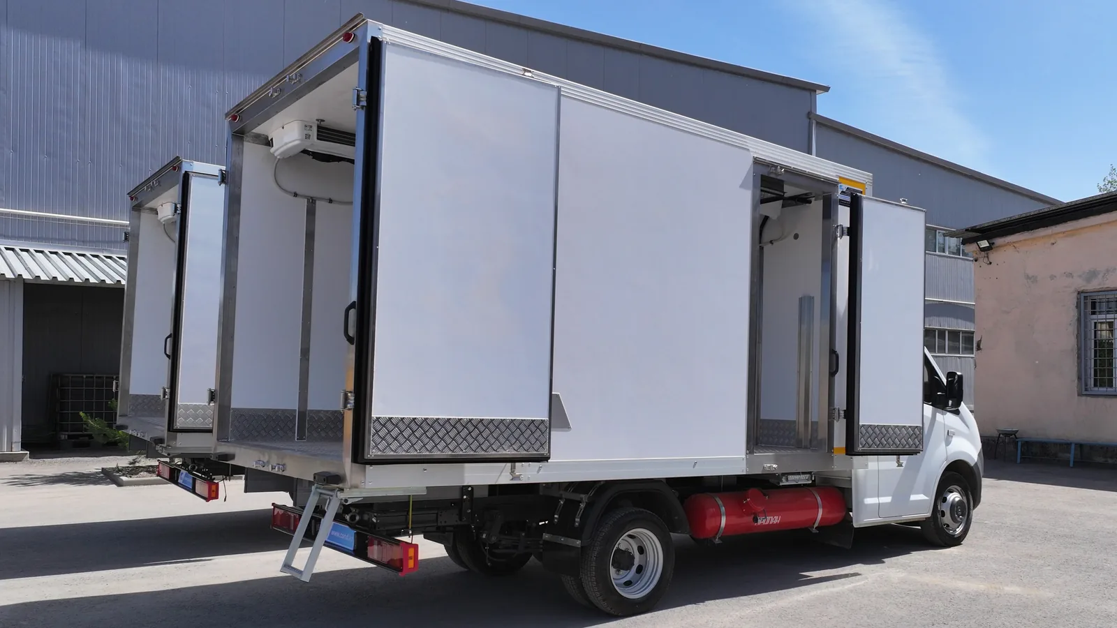 Multi-temperature van on a GAZelle Next — the side door open, the entrance to the front compartment — COND