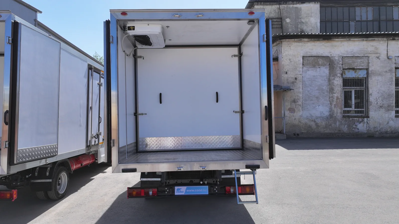 Multi-temperature van on a GAZelle Next — the rear doors open: the insulated bulkhead between the compartments and the evaporator — COND